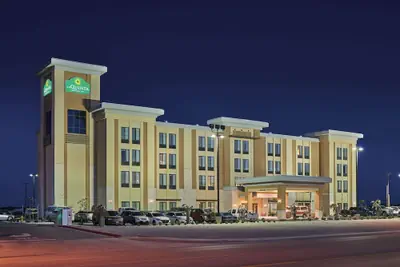 Photo 2 - La Quinta Inn & Suites by Wyndham Carlsbad