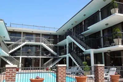 Photo 2 - Alamar Resort Inn