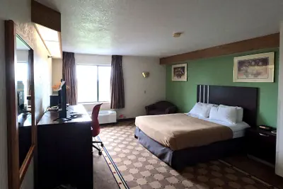 Photo 4 - Pleasant Stay Inn & Suites