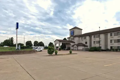 Photo 2 - Pleasant Stay Inn & Suites