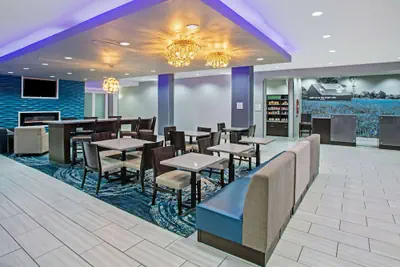 Photo 4 - La Quinta Inn & Suites by Wyndham Victoria - South