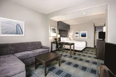 Photo 5 - La Quinta Inn & Suites by Wyndham Victoria - South