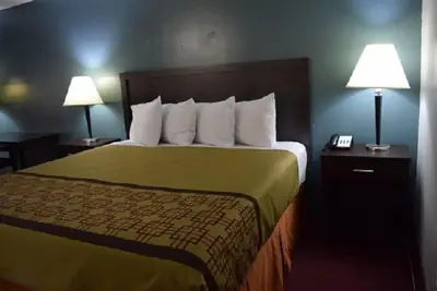 Photo 2 - Snelling Motel