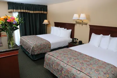 Photo 2 - Pike's Waterfront Lodge