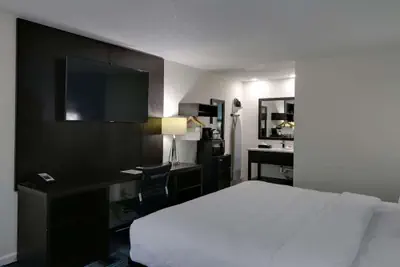 Photo 4 - Travelodge by Wyndham Calhoun South I-75