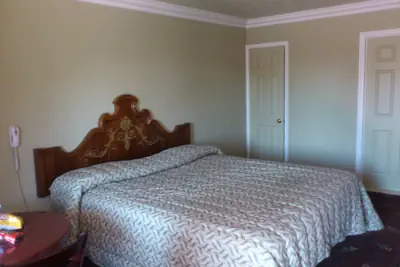 Photo 5 - Santa Ana Travel Inn