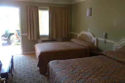 Photo 4 - Santa Ana Travel Inn