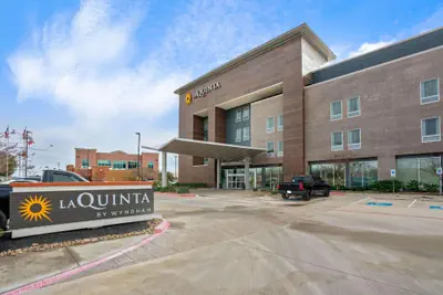 Photo 2 - La Quinta Inn & Suites by Wyndham College Station South