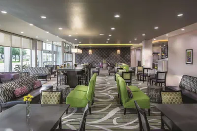 Photo 5 - La Quinta Inn & Suites by Wyndham College Station South