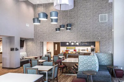 Photo 4 - Hampton Inn & Suites Bakersfield Central