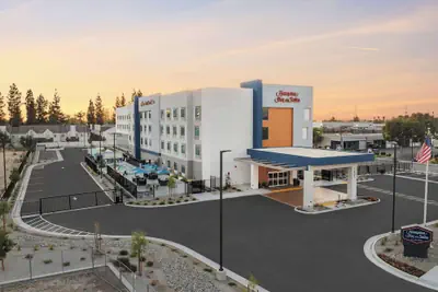 Photo 2 - Hampton Inn & Suites Bakersfield Central
