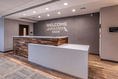 Photo 5 - Hampton Inn & Suites Bakersfield Central
