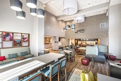 Photo 3 - Hampton Inn & Suites Bakersfield Central