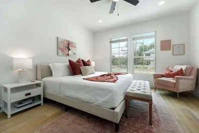 Photo 5 - Rosé Retreat: Luxurious Getaway for 6, Hot Tub, Steps to Main Street