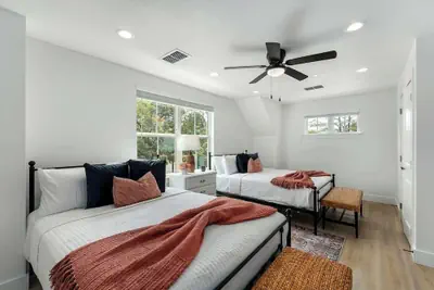 Photo 4 - Rosé Retreat: Luxurious Getaway for 6, Hot Tub, Steps to Main Street