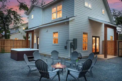 Photo 2 - Rosé Retreat: Luxurious Getaway for 6, Hot Tub, Steps to Main Street