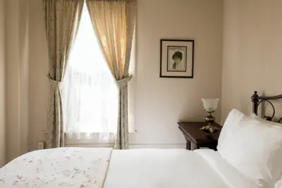 Photo 4 - The Bishop Hotel