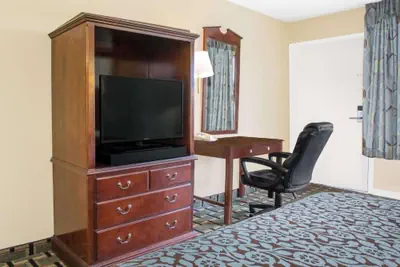 Photo 4 - Meridian Inn