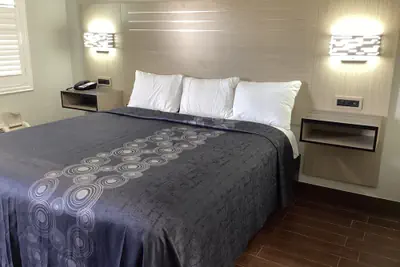 Photo 4 - Mayfair Inn Ontario Airport