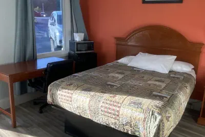 Photo 4 - Whispering Pines Motel