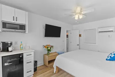 Photo 4 - The Beach House Motel & Suites