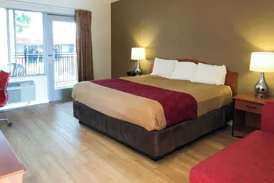 Photo 2 - Garden Inn & Suites Oakland Airport