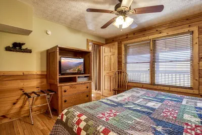 Photo 4 - Enchanted View Lodge 3 Bedroom Cabin by RedAwning