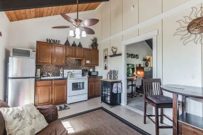 Photo 5 - Cozy Sunset Views W/ Lanai - Close To Beach 1 Bedroom Home by RedAwning