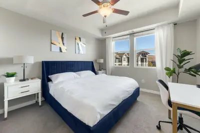 Photo 5 - Designer Apt With Jacuzzi Pool Mountain Views