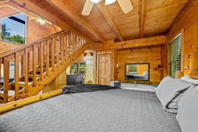 Photo 4 - Sunrise Woods Retreat