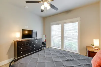 Photo 4 - Centrally Located Stunning 3BR 2BA Near Downtown