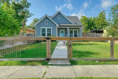Photo 2 - Centrally Located Stunning 3BR 2BA Near Downtown