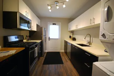 Photo 3 - B1bi Clean Cozy Convenient Condo in Buckhead w Free Parking