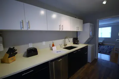 Photo 4 - B1bi Clean Cozy Convenient Condo in Buckhead w Free Parking