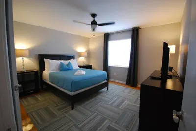 Photo 5 - B1bi Clean Cozy Convenient Condo in Buckhead w Free Parking