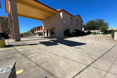 Photo 2 - Executive Inn & Suites Near Lackland AFB