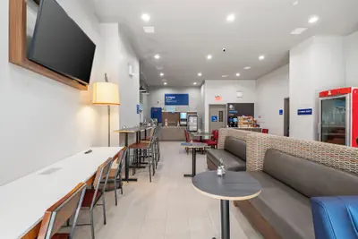 Photo 3 - Holiday Inn Express & Suites Bronx - Zoo Area by IHG