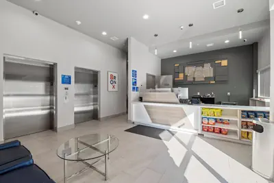 Photo 5 - Holiday Inn Express & Suites Bronx - Zoo Area by IHG