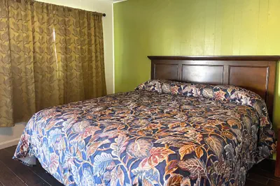 Photo 4 - Oak Motel Modesto CA