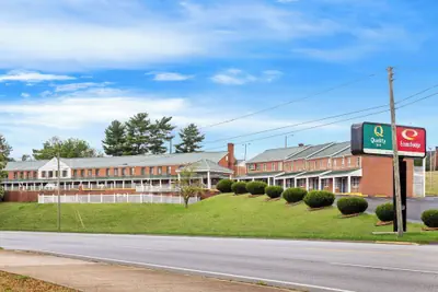Photo 2 - Econo Lodge Waynesboro - Skyline Drive