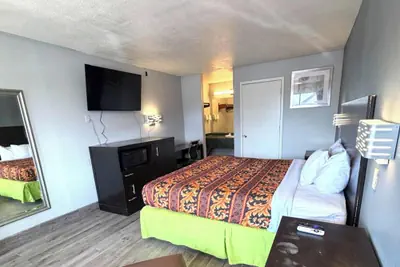Photo 4 - Regency Inn Three Rivers I-37