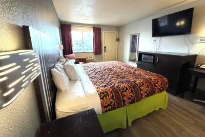 Photo 5 - Regency Inn Three Rivers I-37