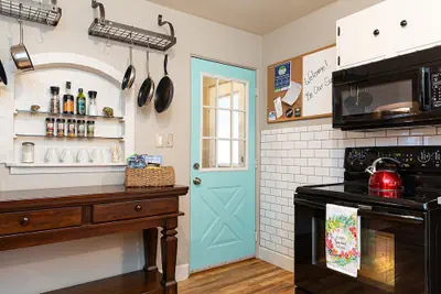 Photo 2 - Historic Mountain Ave Bungalow - Walk Everywhere!
