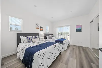 Photo 3 - Comfort Suite Hollywood