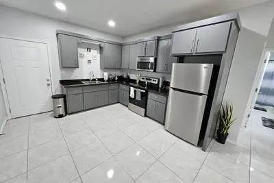 Photo 5 - Beautiful Apartment 9 min to Mercedes Outlets