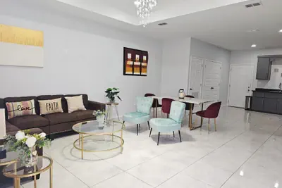 Photo 2 - Beautiful Apartment 9 min to Mercedes Outlets