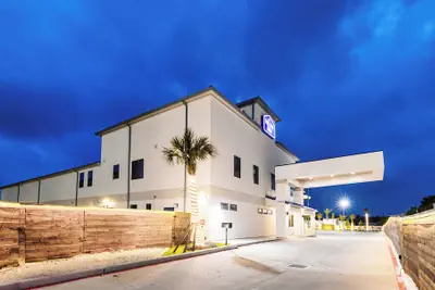 Photo 2 - Palace Inn Blue Edgebrook