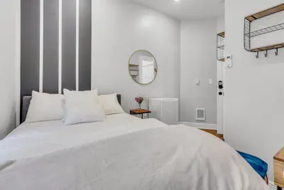 Photo 2 - W Oxford St Gem 2b Apartmnt Central City