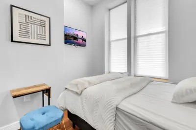 Photo 5 - W Oxford St Gem 2b Apartmnt Central City