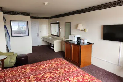 Photo 5 - Bayview Inn
